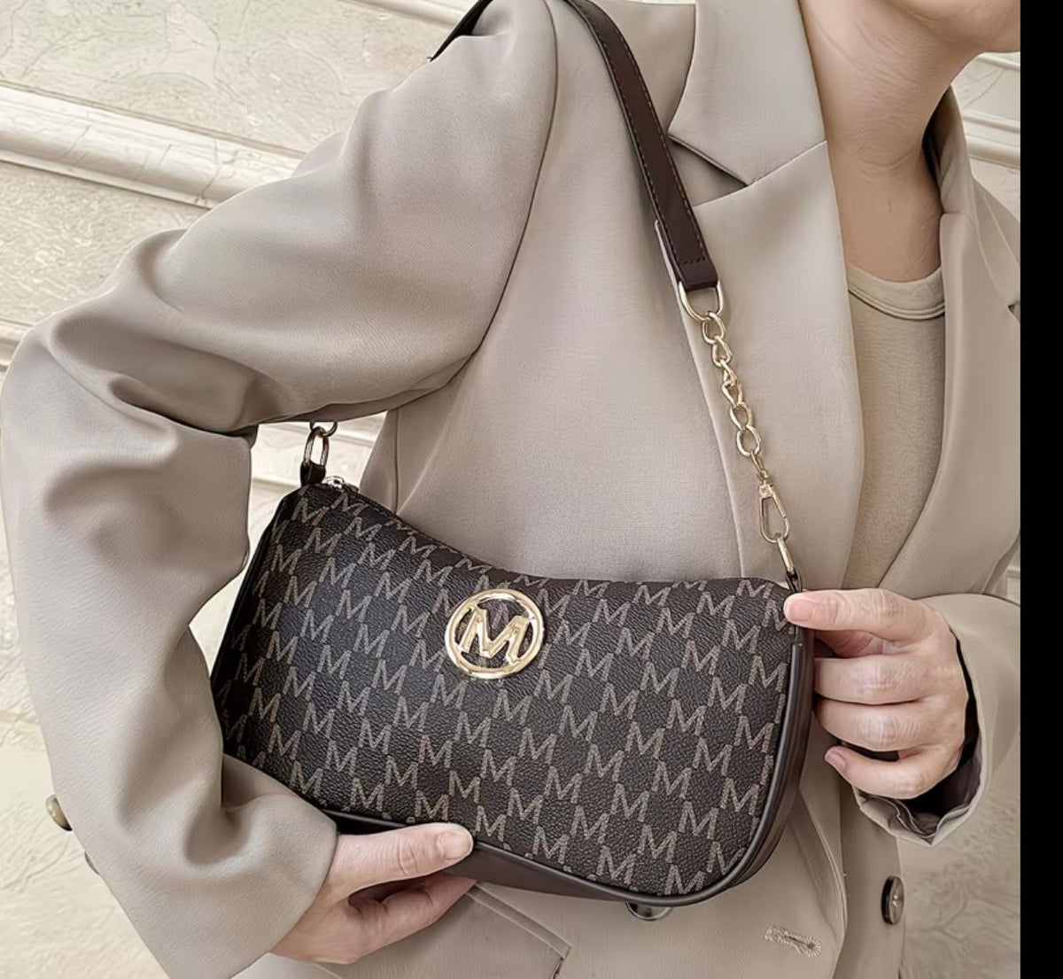 French Retro Underarm Bag Women'S New Letter Print Crossbody Small Square Bag with Chain Single Shoulder Handbag, Perfect for Ladies Adjustable Crossbody Strap with M Logo - Zipper Closure Shoulder Bag, Suitable for Daily Commute And Casual Outings